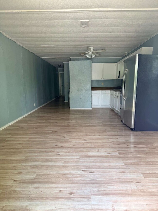 Building Photo - Newly Renovated 2 bed/1 bath