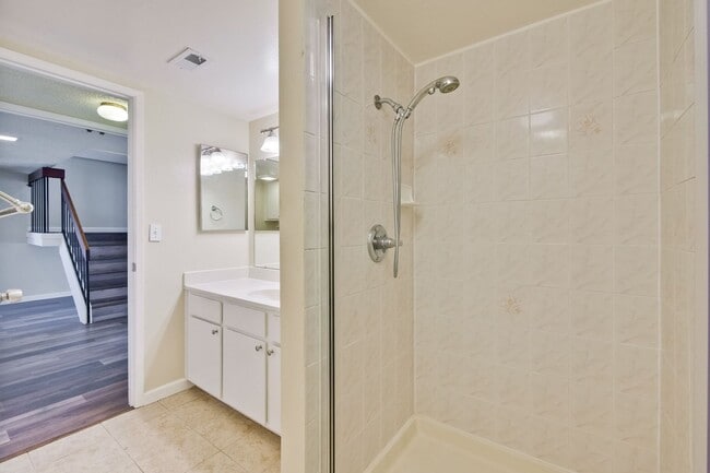 Building Photo - Reduced-Beautiful 3 bedroom 2 bath Single Family Home $4395