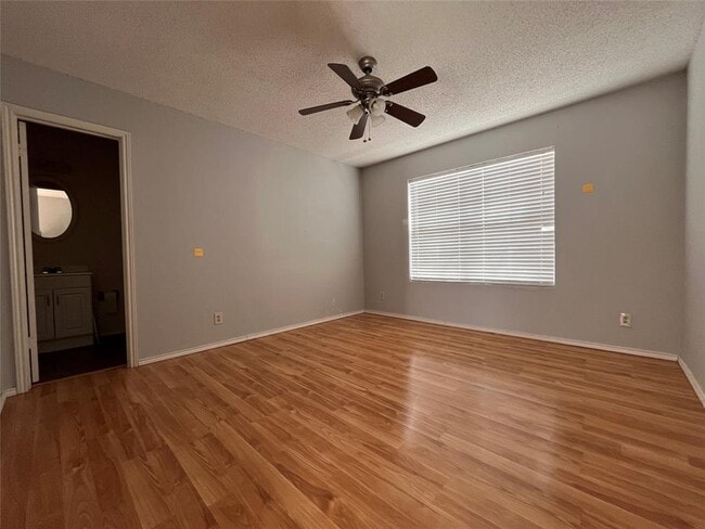 Building Photo - 433 Sailmaster St