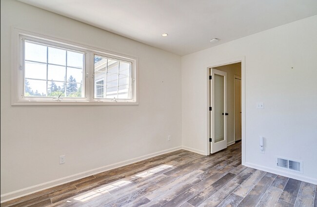 Building Photo - 616 SE Andover Pl