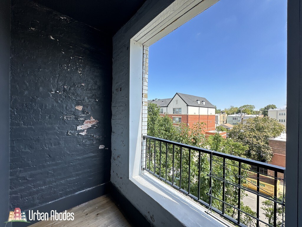 Building Photo - 908 N California Ave