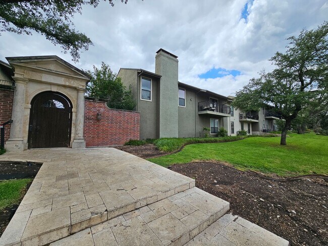 Building Photo - 2-bedroom, 2-bath condo in Gated community...