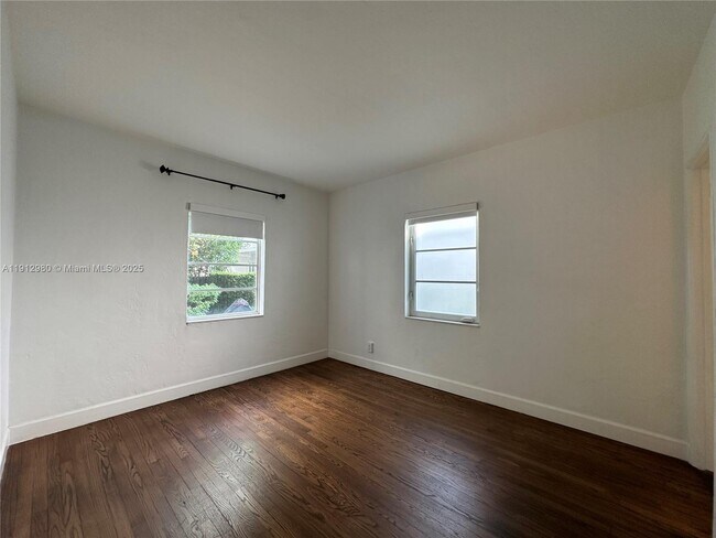 Building Photo - 969 Bay Dr