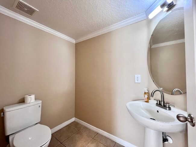 Building Photo - Gorgeous 3-bedroom, 2 1/2-bath End Unit To...