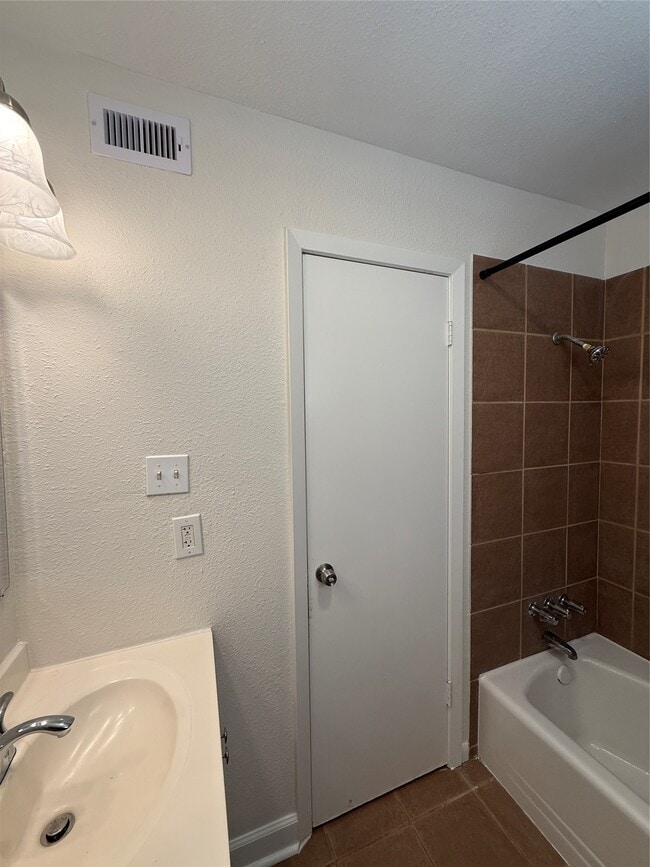 Building Photo - 1141 N Durham Dr
