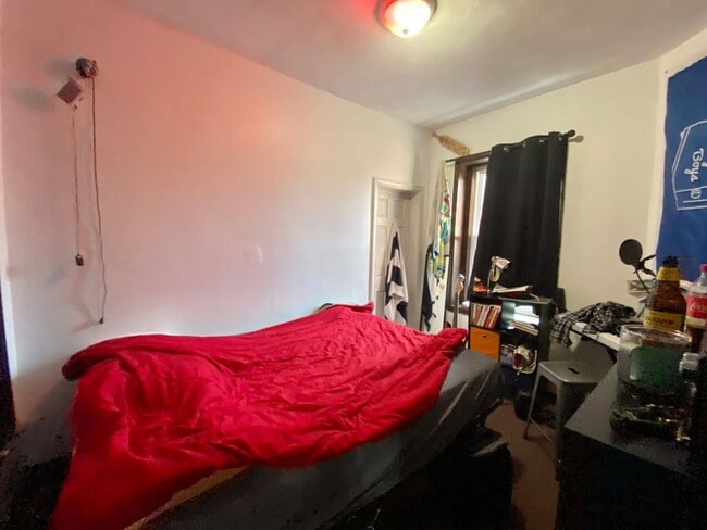 Building Photo - Awesome value four bedroom in Brookline