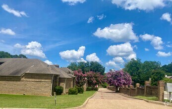 Building Photo - Garden Home 2000 sq ft