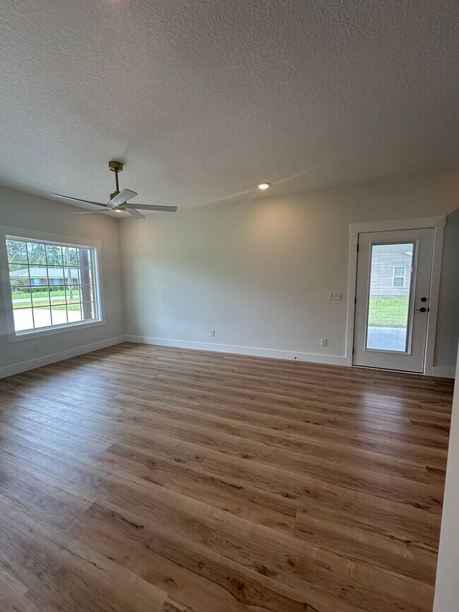 Building Photo - 3 Bed 2 Bath New Construction Home