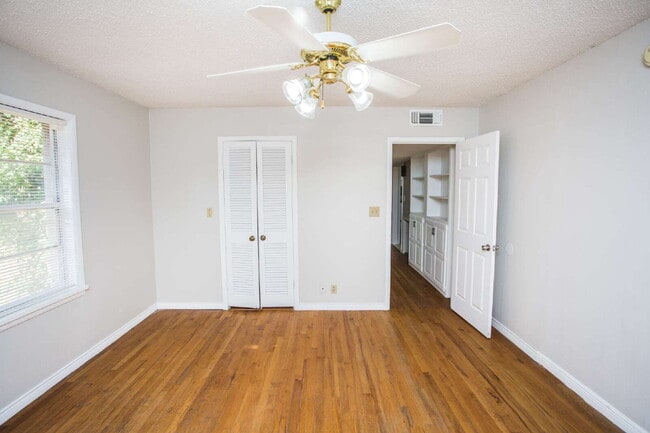 Building Photo - "Spacious 5-Bed Oasis with Granite Elegance & Hardwood Charm in Lubbock!"