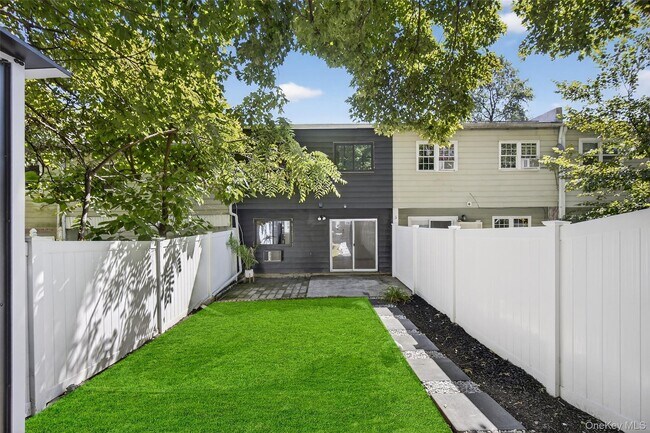 Building Photo - 8 Roundtree Ct