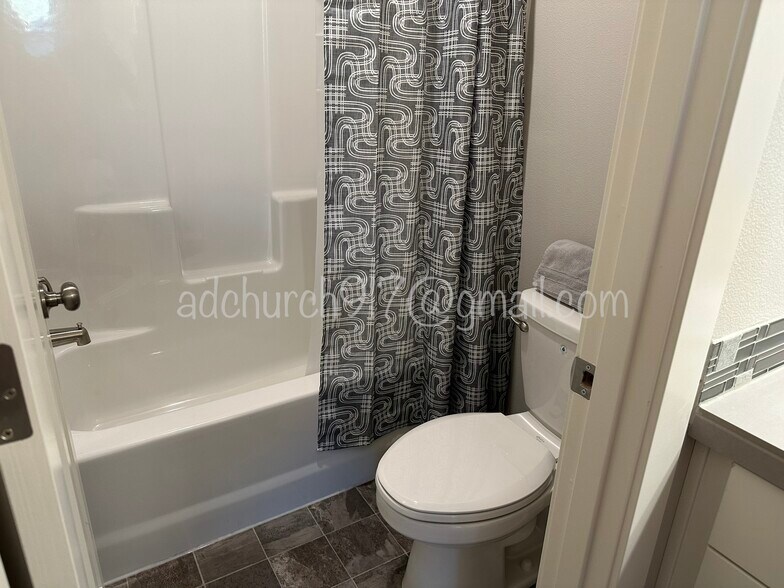 Upstairs Bath - 37539 Sockeye St
