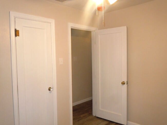 Building Photo - Two Bedroom Home with Utility Room off Kitchen and a Garage!!