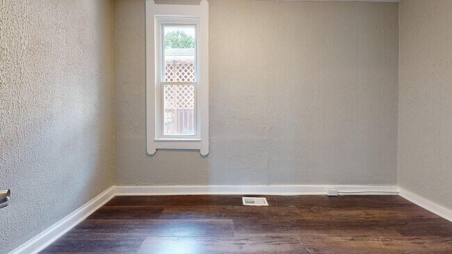 Building Photo - Clark/Fulton - 4 bed/1 bath - Single Family Home