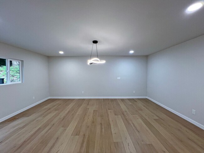 Building Photo - Freshly Remodeled 5BR Home in Prime Bellevue Enatai