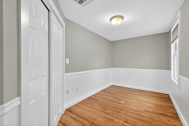 Building Photo - 413 Monmouth St