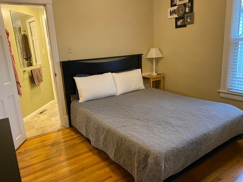 MASTER BEDROOM - 5927 S Hill St