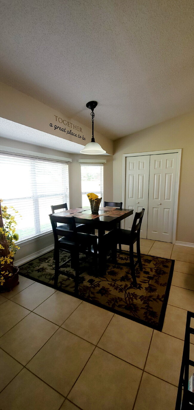 Building Photo - "Spacious 4-Bed Family Home in Milton with...