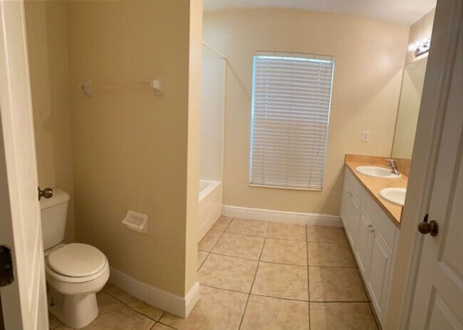 Building Photo - 1900 Kismet Pkwy W