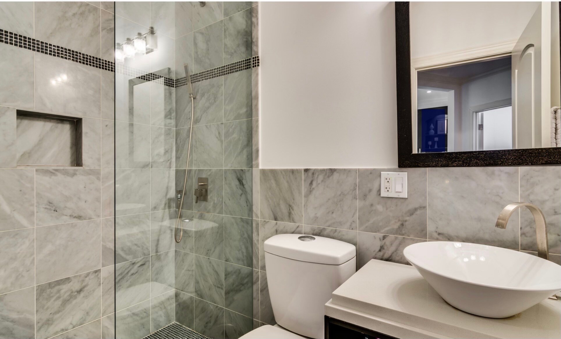 Building Photo - 4632 N Kenmore Ave