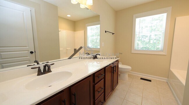 Building Photo - 1724 Arrowhead Dr