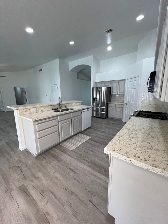 Building Photo - 4 BEDROOM POOL HOME!