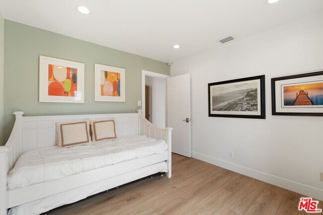 Building Photo - 6419 Ocean Front Walk