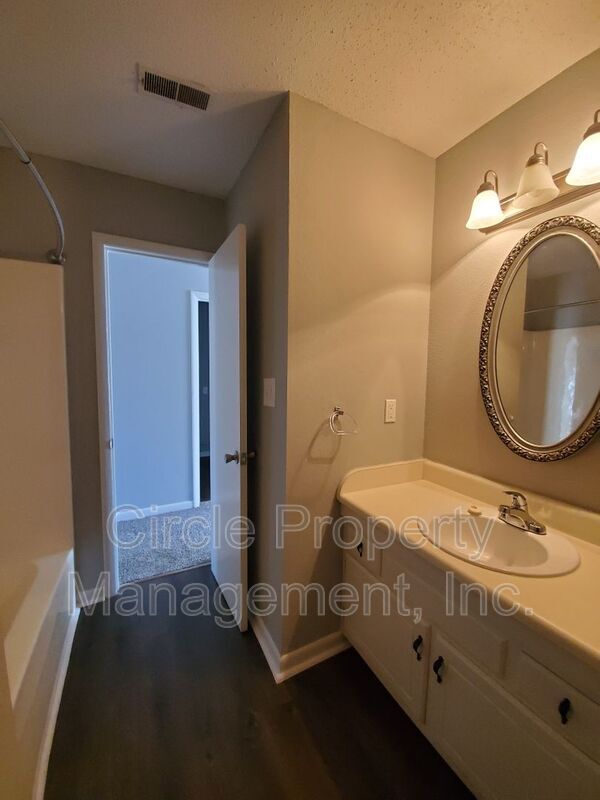 Building Photo - 2021 Highridge Dr SW