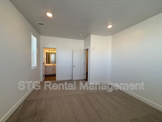 Building Photo - 5801 S Garnet Dr