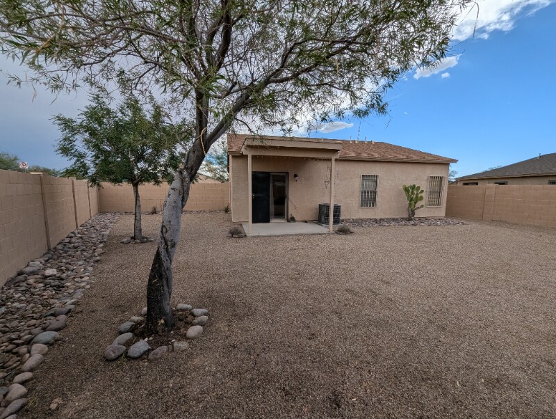 Building Photo - 5389 S Royal Richmond Dr