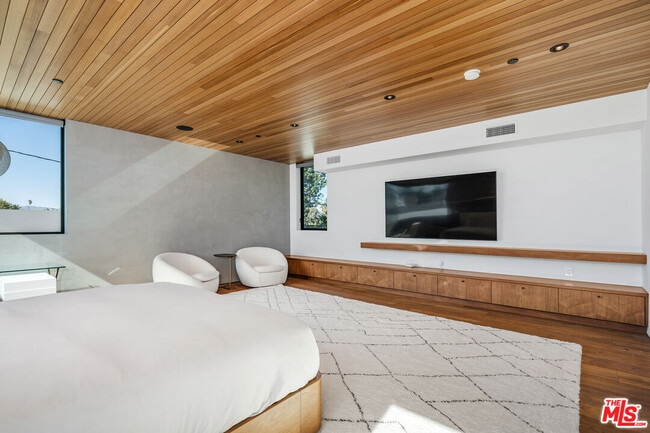 Building Photo - 303 Windward Ave