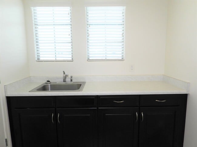 Building Photo - 4 Bedroom 2.5 Bathroom