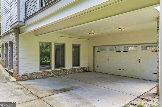 Building Photo - 1742 Helen Dr NE