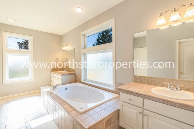 Building Photo - Beautiful Lake Oswego Townhome