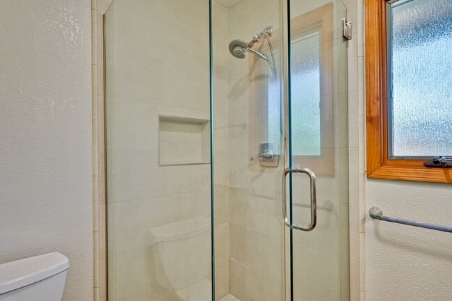 Building Photo - Excellent 3 Bedroom 2 Bath In A Great Neig...
