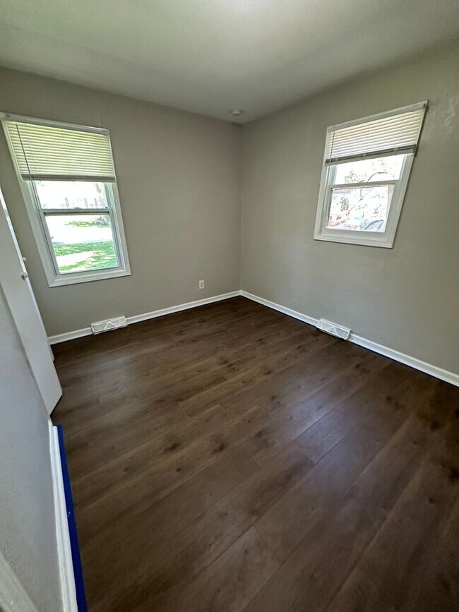 Building Photo - 4 bed 1 bath