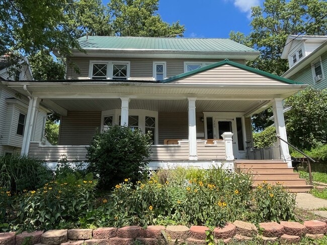 Building Photo - Large Four Bedroom Home