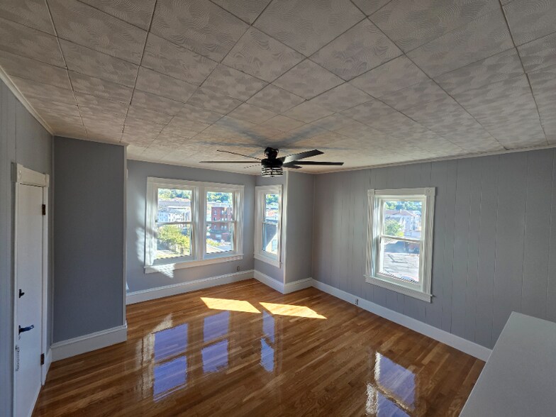 Building Photo - 11 Shamrock St