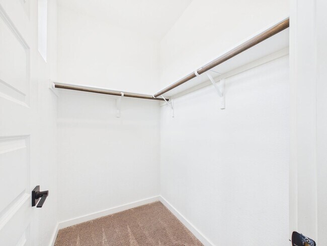 Building Photo - Great Townhouse with private yard