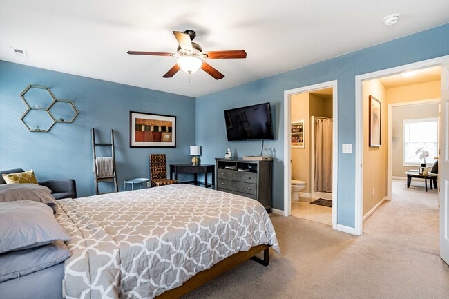 Building Photo - 2 Bedroom + Loft Townhome in Prime Raleigh...