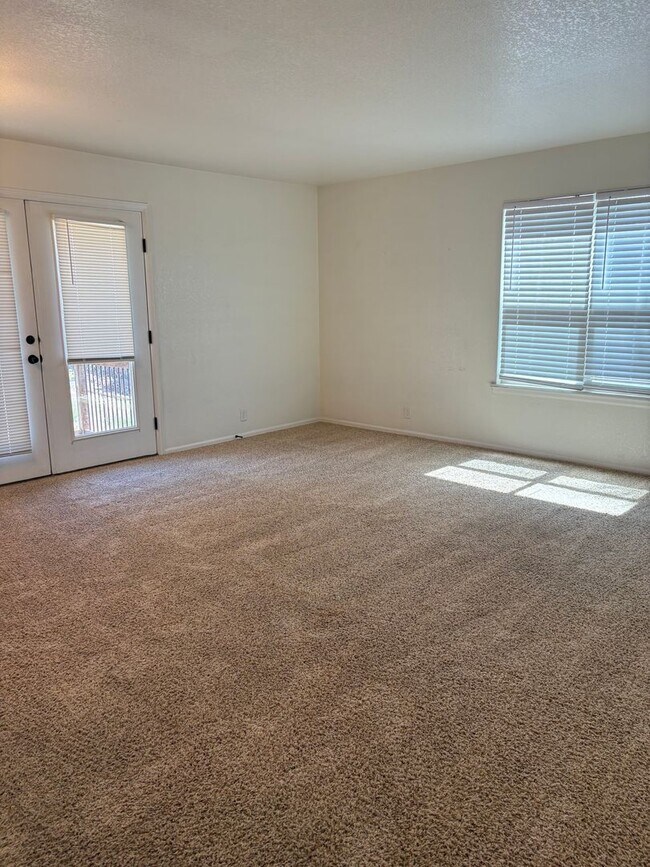 Building Photo - 1 Bedroom/1 Bathroom Off Barnes and Oro Blanco $1300