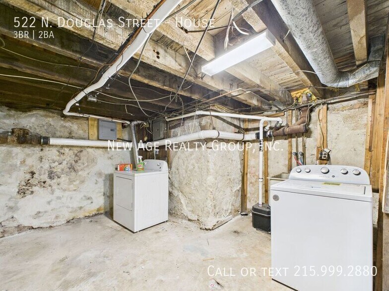 Building Photo - 522 N Douglas St