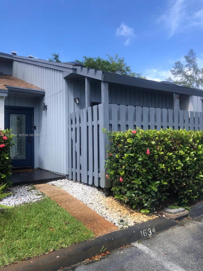 Building Photo - 1634 N 15th Terrace