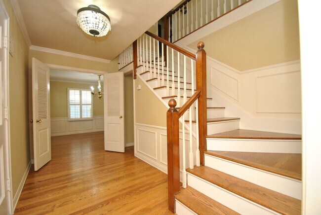 Building Photo - Stunning Colonial Revival in Bixby Knolls