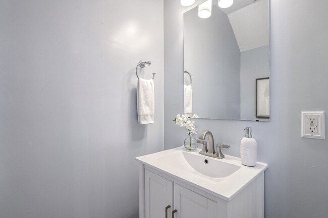 Building Photo - Available Now! Updated 2 Bedroom 2 1/2 Bathroom Condo! Parking Included!