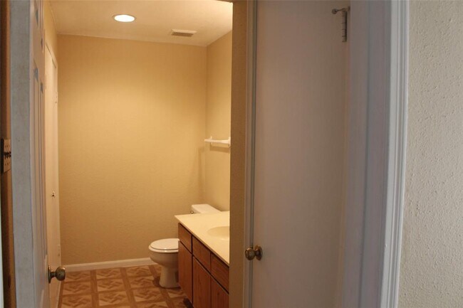 Building Photo - 16111 Aspenglen Dr