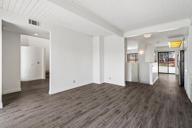 Building Photo - Hillside Hideaway in Thousand Oaks