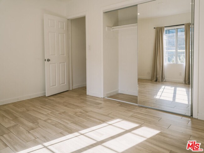 Building Photo - 917 N Ave 51