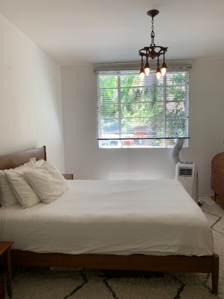 Building Photo - 520-522 N Rossmore Ave