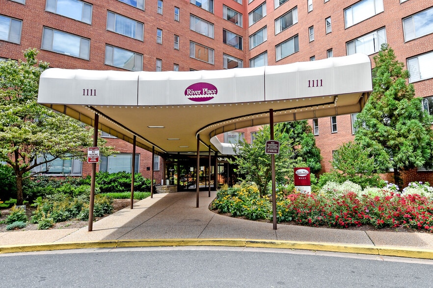 entrance to building - 1111 Arlington