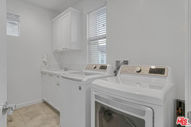 Building Photo - 20818 Bur Oak Cir